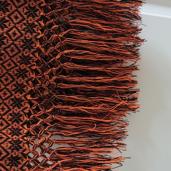 ❄ Orange and Black. Oversize scarf. Snowflake design. - Picture 4 of 6
